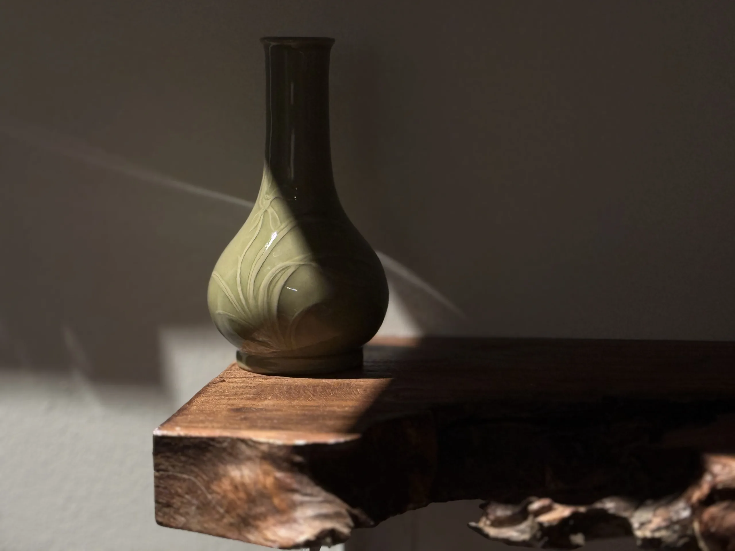 Longquan Celadon · Secret-Color Orchid Small Gallbladder Vase - Image 6