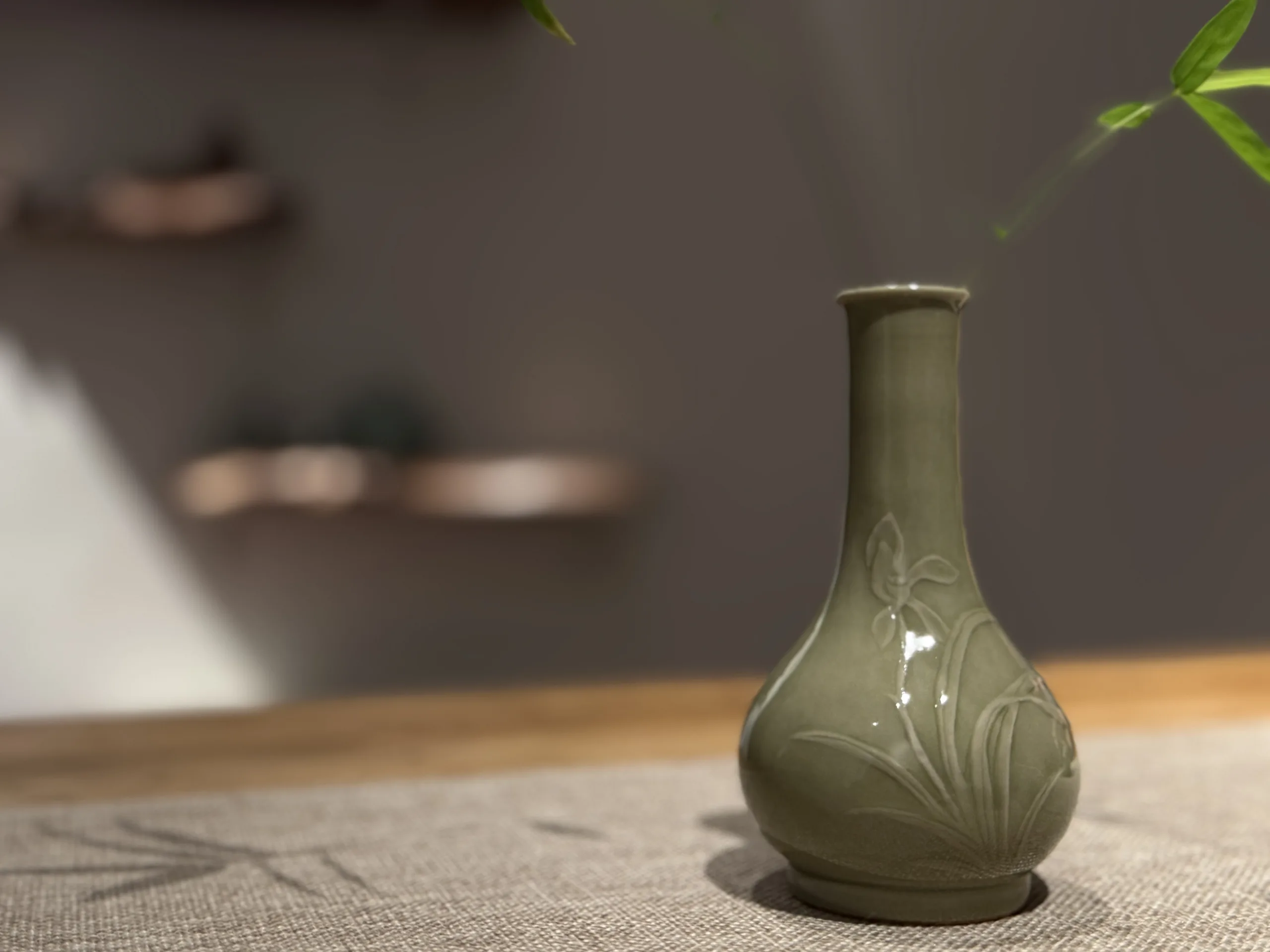 Longquan Celadon · Secret-Color Orchid Small Gallbladder Vase - Image 3
